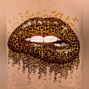 Bold Leopard Lips Graphic Tee – Peach Blush | Women’s L